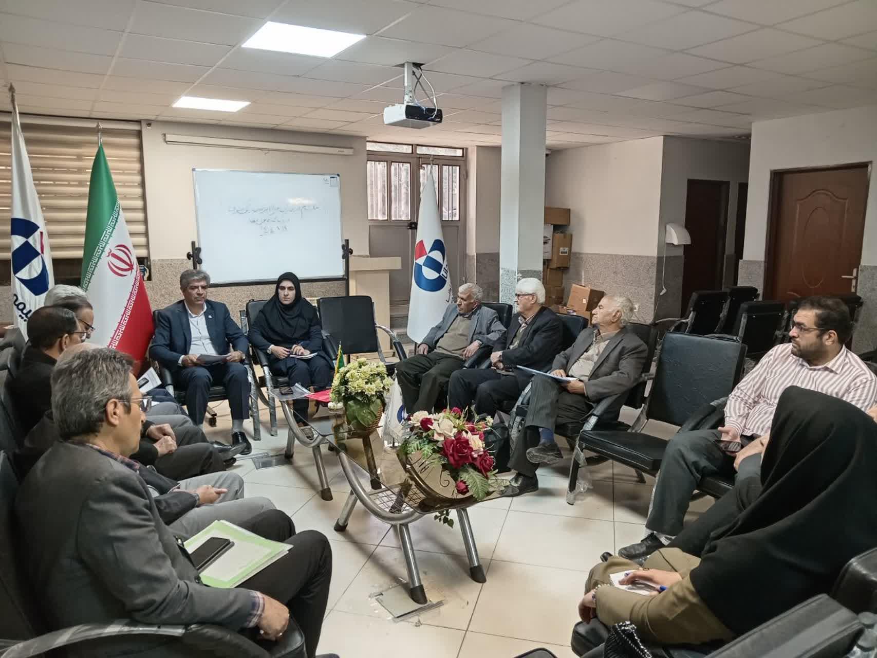 نشست هم اندیشی مدیر صندوق بازنشستگی استان مرکزی، روسای کانونها و رییس بیمه دانا