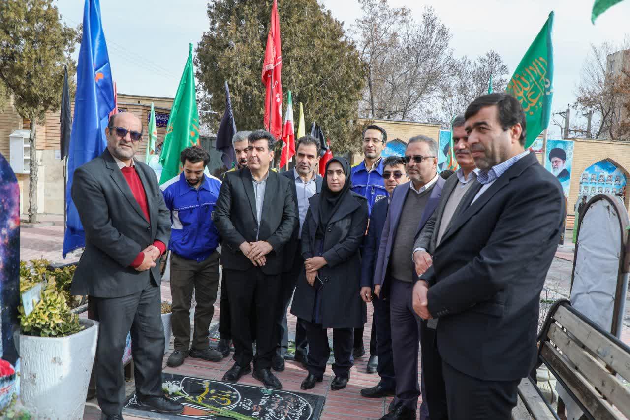 آیین عطر افشانی و گلباران گلزار شهدا با حضور مدیر صندوق بازنشستگی استان مرکزی