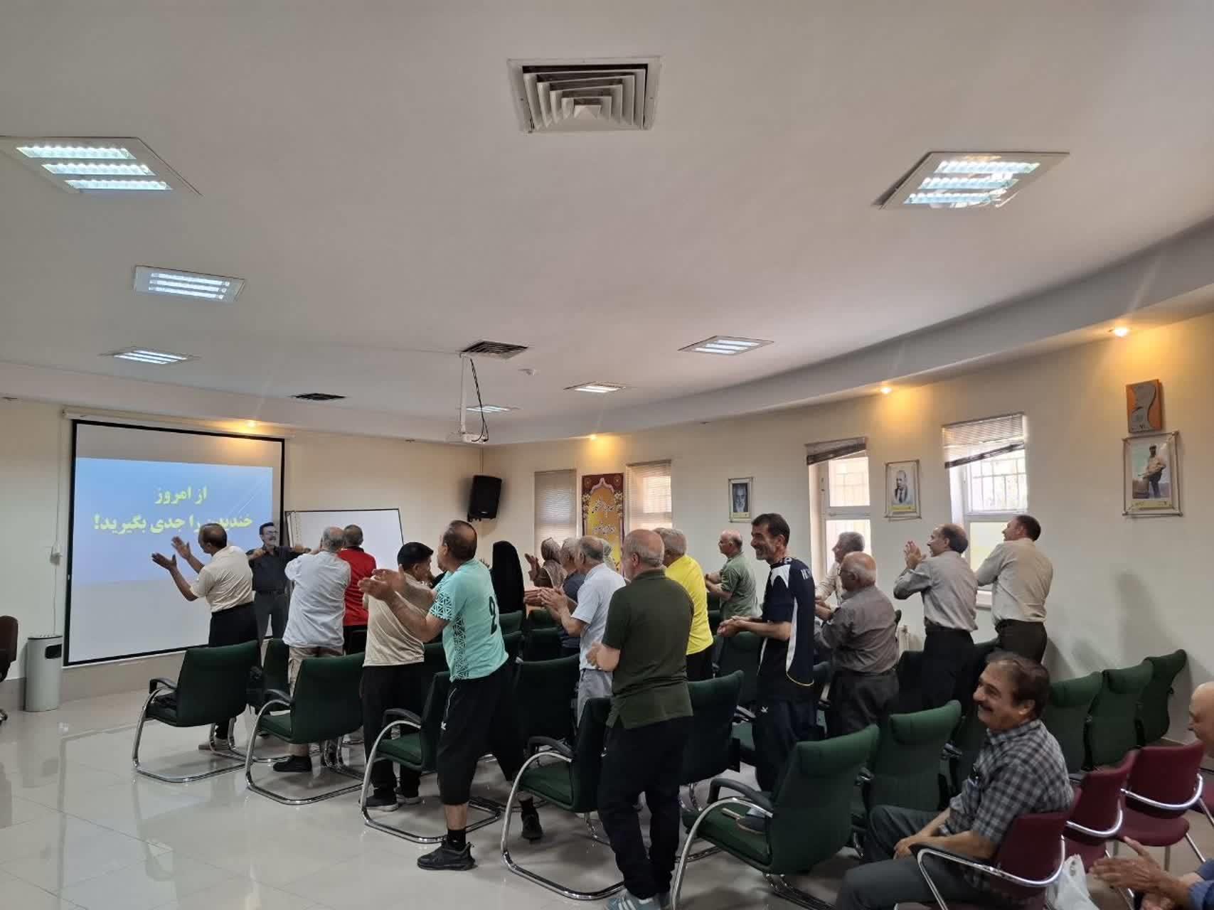 آغاز کلاس‌ «یوگای خنده» در خانه امید بازنشستگان کشوری اراک