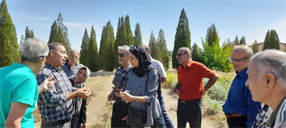 بازدید گروهی بازنشستگان استان مرکزی از مجموعه پرورش گیاهان دارویی