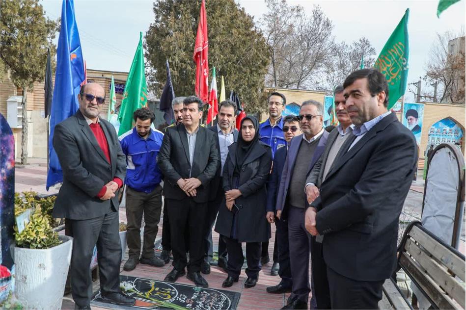 آیین عطر افشانی و گلباران گلزار شهدا با حضور مدیر صندوق بازنشستگی استان مرکزی