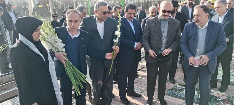 عطر افشانی و گلباران گلزار شهدا توسط مدیر صندوق بازنشستگی استان مرکزی