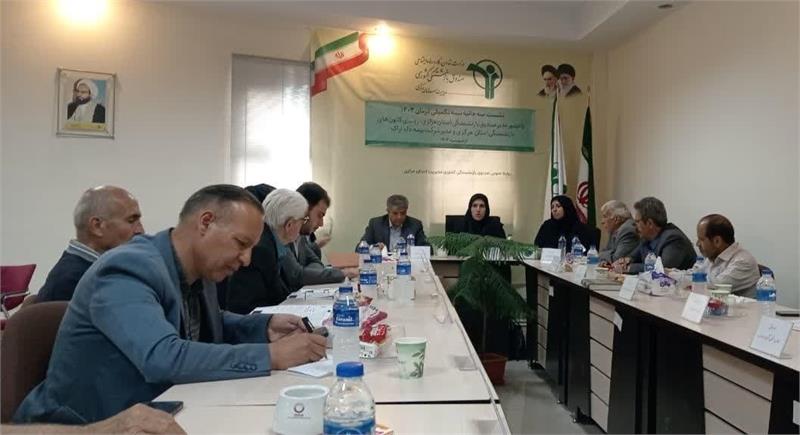 نشست هم اندیشی مدیر صندوق بازنشستگی استان مرکزی با روسای کانون ها و شرکت بیمه دانا