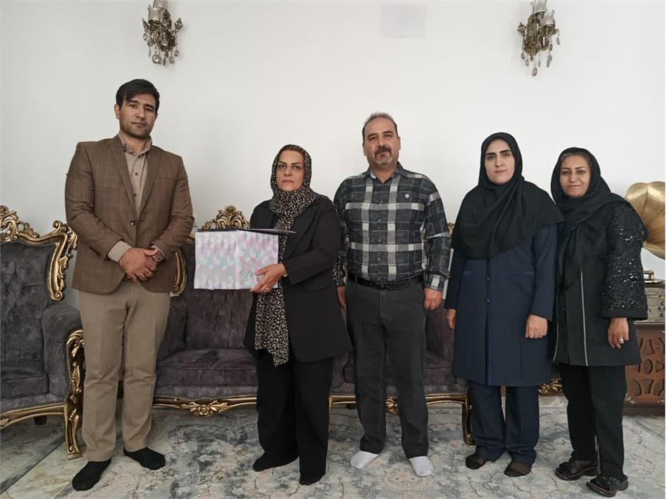 قدردانی از خدمات ارزنده پرستار بازنشسته توسط مدیر صندوق بازنشستگی استان مرکزی