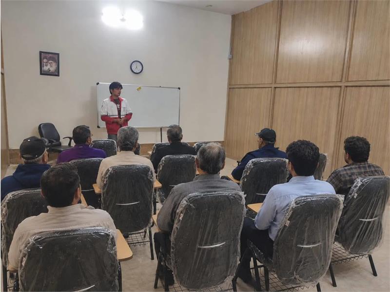 برگزاری کلاس آموزشی کنترل خون‌ریزی و کمک‌های اولیه در خانه امید محلات