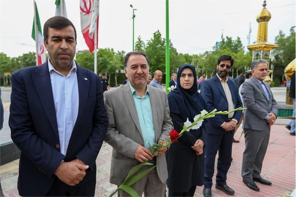 آئین عطر افشانی  و غبار روبی گلزار شهدا در هفته کار و گارگر