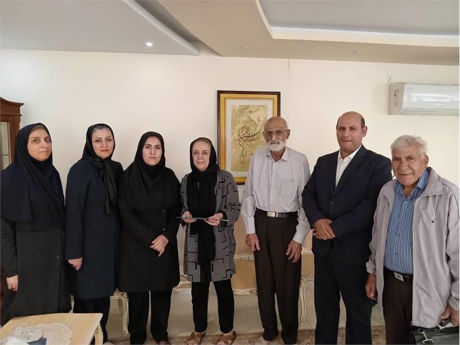دیدار صمیمانه مدیر صندوق بازنشستگی و بیمه دی استان مرکزی با بازنشستگان بیمار در هفته سالمند.