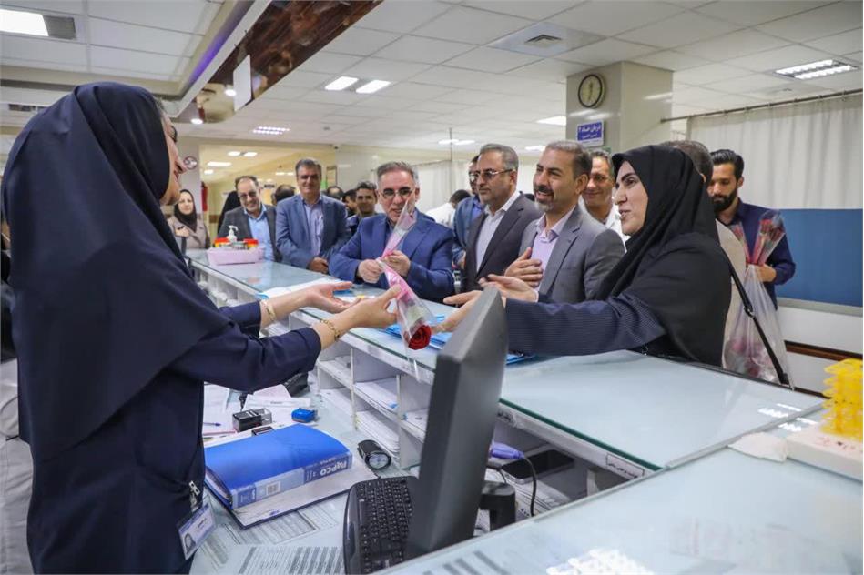 گرامیداشت مقام پرستار با حضور مدیر صندوق بازنشستگی استان مرکزی در جمعی از پرستاران و بهورزان