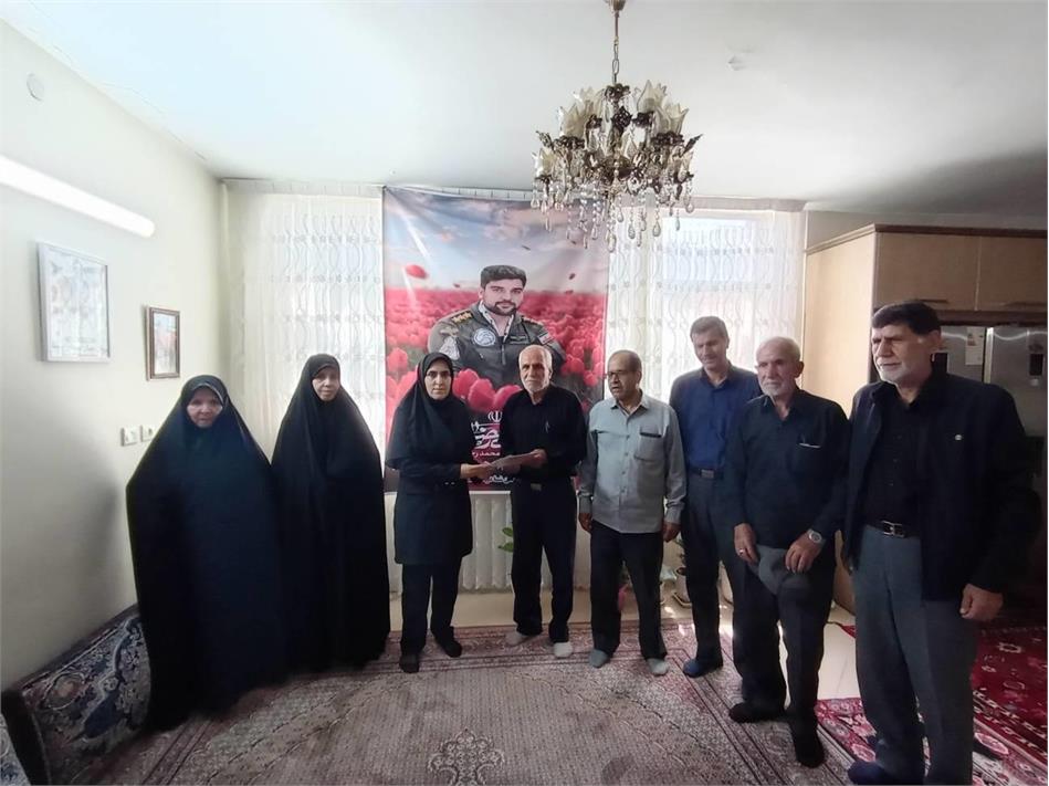 تجلیل مدیر صندوق بازنشستگی استان مرکزی از پدر خلبان شهید